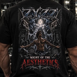 Könnte beinhalten: Ein schwarzes kurzärmeliges T-Shirt mit einem großen Aufdruck auf der Rückseite. Das Design zeigt den Text ZYZZ und NIGHT OF THE AESTHETICS in einer metallischen Schrift. Es stellt eine muskulöse Figur mit ausgebreiteten Armen vor einer Himmelsleiter dar.