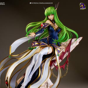 Może przedstawiać: Kolekcjonerska figurka w stylu anime przedstawiająca postać z długimi zielonymi włosami, ubraną w ciemnoniebieską suknię ze złotymi wykończeniami, białe kozaki za kolano i czerwone klejnoty, siedzącą na jasnej, teksturowanej skale.