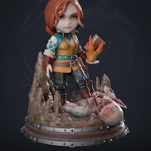 Peut inclure: Figurine détaillée d'un personnage de "The Witcher". La figurine aux cheveux roux et yeux verts porte une tenue élaborée. Elle tient un livre avec des flammes et se tient au-dessus d'un monstre. La base est marron avec le texte "THE WITCHER".