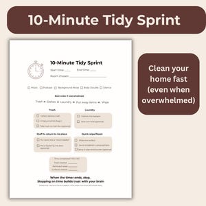 Op de afbeelding: Een witte afdrukbare checklist getiteld "10-Minute Tidy Sprint" met een klokpictogram, selectievakjes en schoonmaaktaken. Een bruine doos aan de rechterkant zegt "Maak je huis snel schoon (zelfs als je overweldigd bent)."