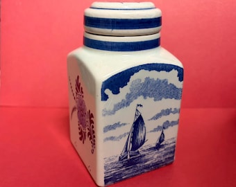 Tarro de cerámica azul Delft pintado a mano con tapa.