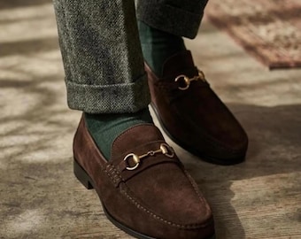 Handgefertigte braune Wildleder-Loafer mit Trensenverschluss: Klassische Herrenschuhe