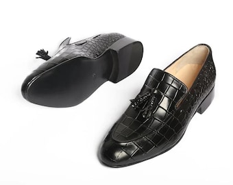 Mocasines de piel de cocodrilo negra hechos a mano: zapatos de lujo con borlas para hombre.
