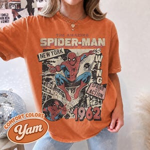 Vintage Fantastisk Spider-Man Komfortfärger T-shirt, Retro Marvel Comics Omslagströja, MCU Fangåva, Rosa Spiderman Grafisk T-shirt, Marvel Trip T-shirt Yam/Orange