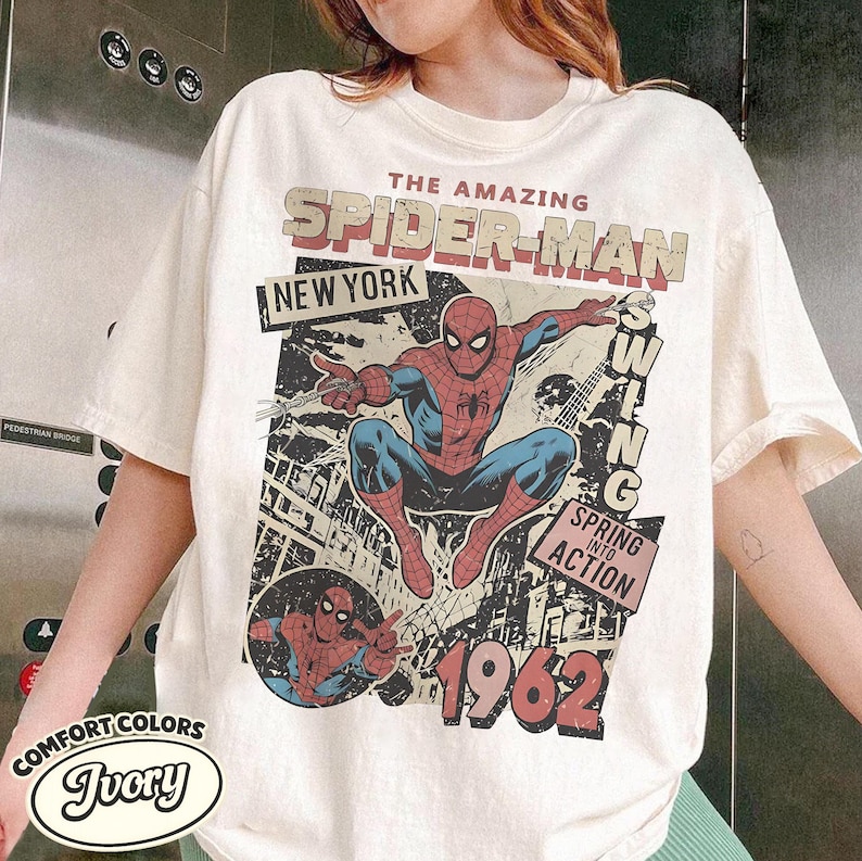 Vintage Fantastisk Spider-Man Komfortfärger T-shirt, Retro Marvel Comics Omslagströja, MCU Fangåva, Rosa Spiderman Grafisk T-shirt, Marvel Trip T-shirt Ivory/Natural