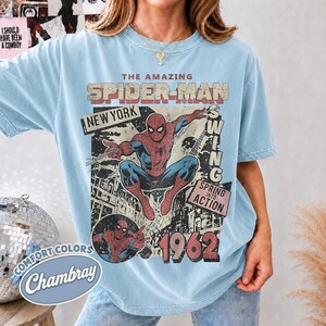 Vintage Fantastisk Spider-Man Komfortfärger T-shirt, Retro Marvel Comics Omslagströja, MCU Fangåva, Rosa Spiderman Grafisk T-shirt, Marvel Trip T-shirt ChamBray/Light Blue