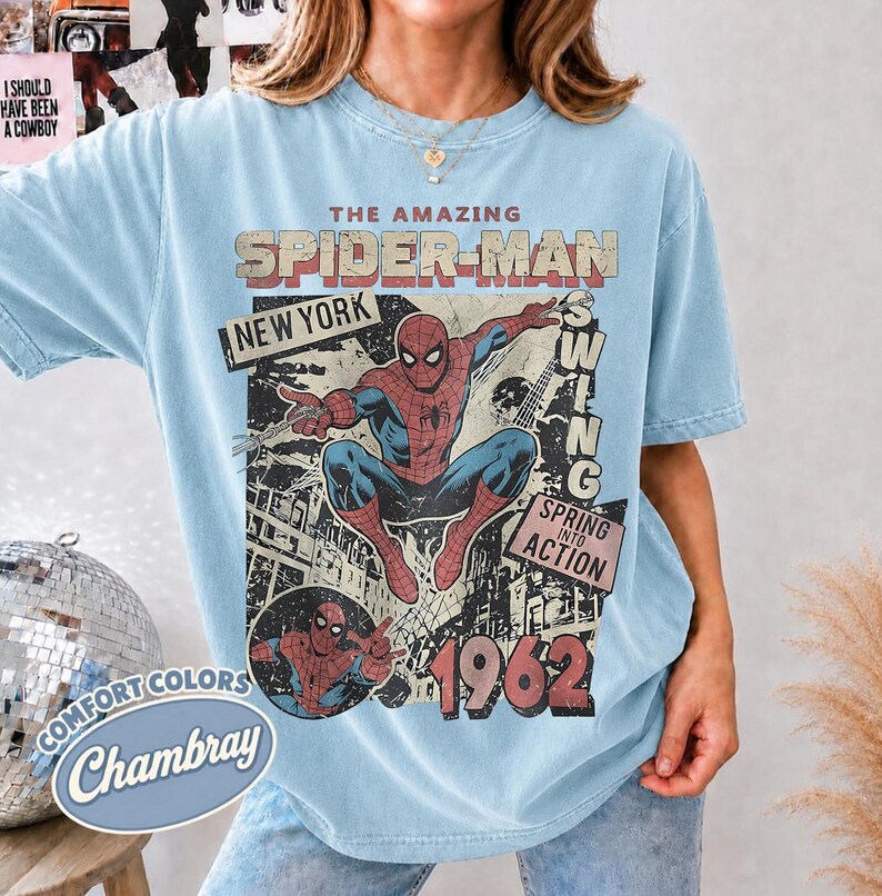 Vintage Fantastisk Spider-Man Komfortfärger T-shirt, Retro Marvel Comics Omslagströja, MCU Fangåva, Rosa Spiderman Grafisk T-shirt, Marvel Trip T-shirt ChamBray/Light Blue