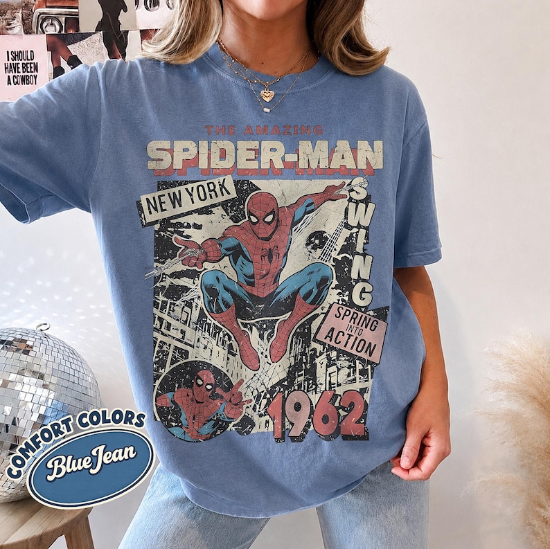 Vintage Fantastisk Spider-Man Komfortfärger T-shirt, Retro Marvel Comics Omslagströja, MCU Fangåva, Rosa Spiderman Grafisk T-shirt, Marvel Trip T-shirt Blue Jean