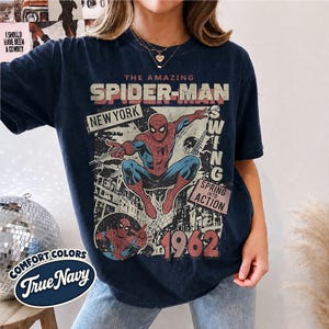 Vintage Fantastisk Spider-Man Komfortfärger T-shirt, Retro Marvel Comics Omslagströja, MCU Fangåva, Rosa Spiderman Grafisk T-shirt, Marvel Trip T-shirt True Navy