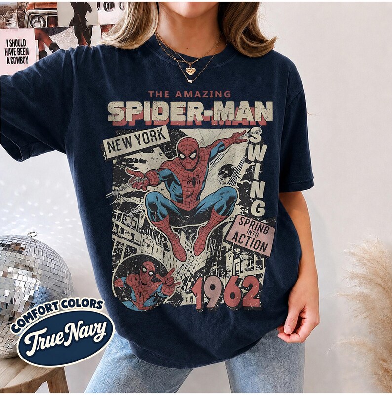 Vintage Fantastisk Spider-Man Komfortfärger T-shirt, Retro Marvel Comics Omslagströja, MCU Fangåva, Rosa Spiderman Grafisk T-shirt, Marvel Trip T-shirt True Navy