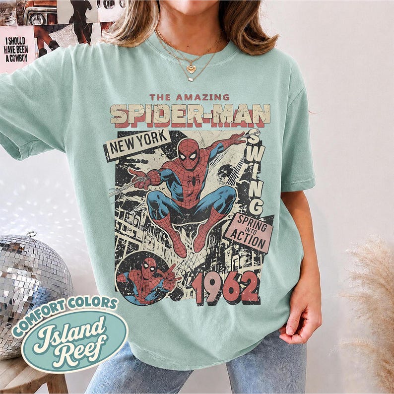 Vintage Fantastisk Spider-Man Komfortfärger T-shirt, Retro Marvel Comics Omslagströja, MCU Fangåva, Rosa Spiderman Grafisk T-shirt, Marvel Trip T-shirt Island Reef