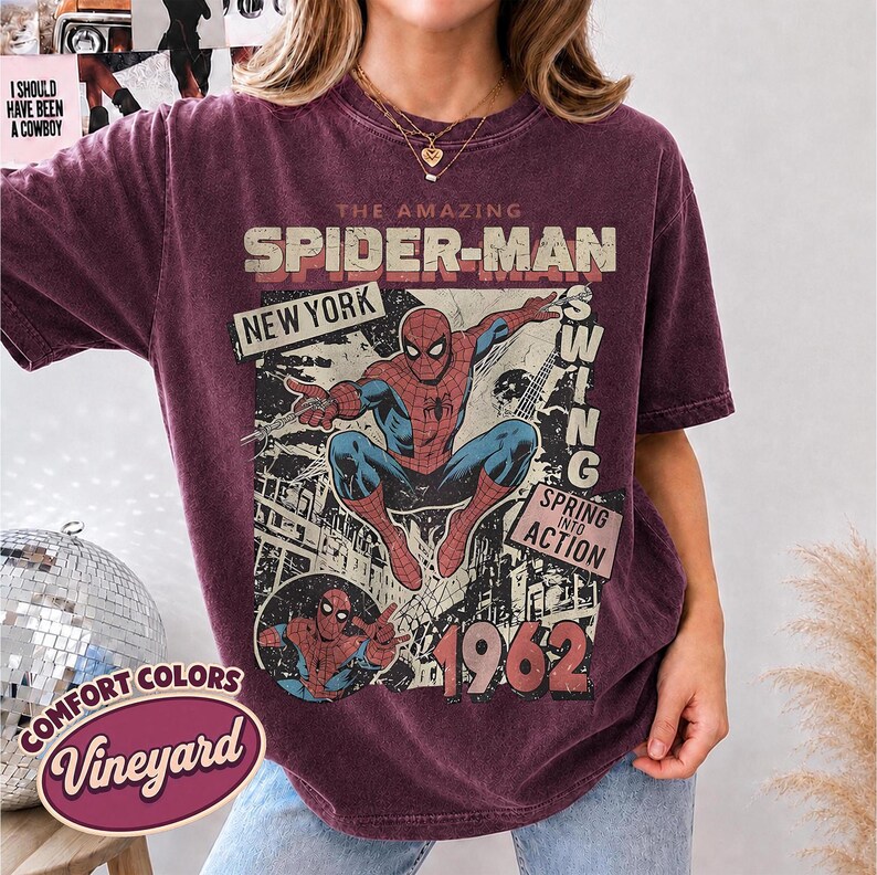 Vintage Fantastisk Spider-Man Komfortfärger T-shirt, Retro Marvel Comics Omslagströja, MCU Fangåva, Rosa Spiderman Grafisk T-shirt, Marvel Trip T-shirt Vineyard