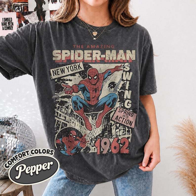 Vintage Fantastisk Spider-Man Komfortfärger T-shirt, Retro Marvel Comics Omslagströja, MCU Fangåva, Rosa Spiderman Grafisk T-shirt, Marvel Trip T-shirt Pepper/Dark Heather