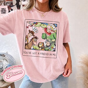 Camiseta retro de Pixar Toy Story "Tienes un amigo en mí", Toy Story Land, Woody, Buzz, Jessie, Bullseye, Disney Vacation 2026 Blossom/Light Pink