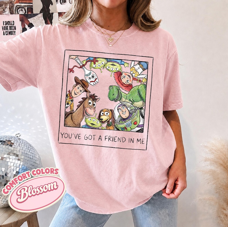 Camiseta retro de Pixar Toy Story "Tienes un amigo en mí", Toy Story Land, Woody, Buzz, Jessie, Bullseye, Disney Vacation 2026 Blossom/Light Pink