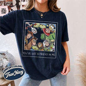 Camiseta retro de Pixar Toy Story "Tienes un amigo en mí", Toy Story Land, Woody, Buzz, Jessie, Bullseye, Disney Vacation 2026 True navy