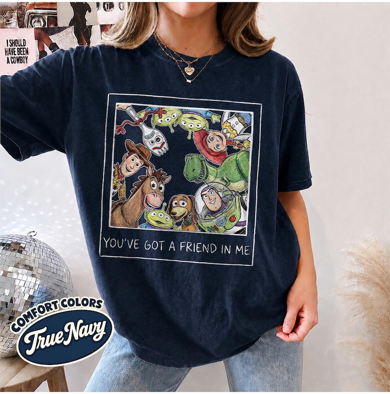 Camiseta retro de Pixar Toy Story "Tienes un amigo en mí", Toy Story Land, Woody, Buzz, Jessie, Bullseye, Disney Vacation 2026 True navy