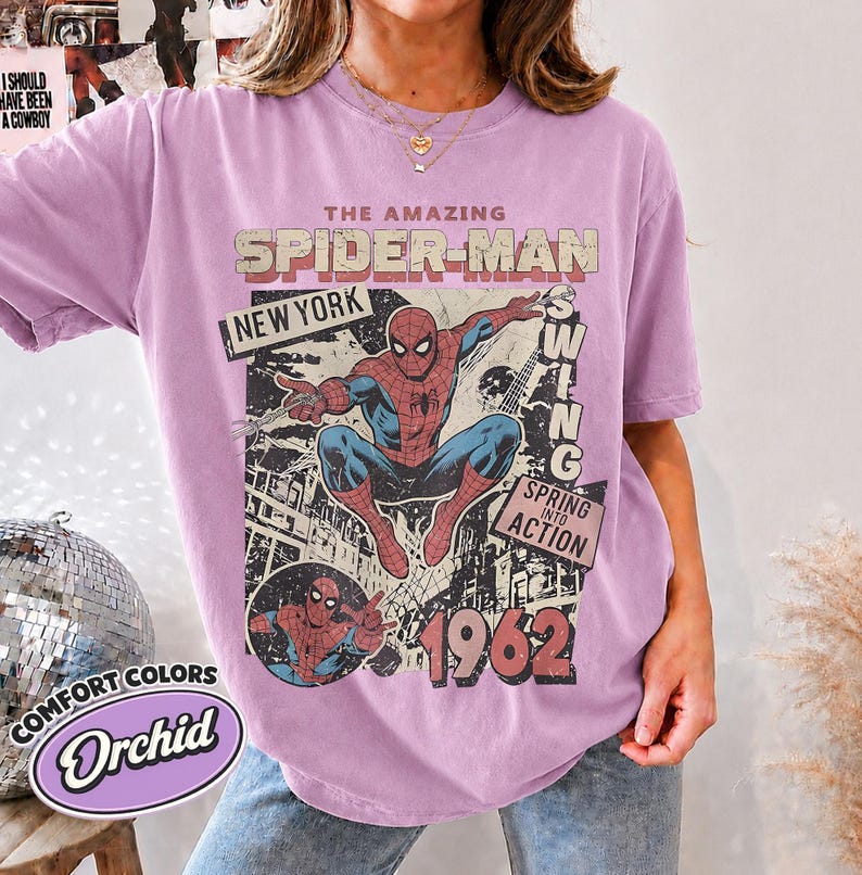 Vintage Fantastisk Spider-Man Komfortfärger T-shirt, Retro Marvel Comics Omslagströja, MCU Fangåva, Rosa Spiderman Grafisk T-shirt, Marvel Trip T-shirt Orchid