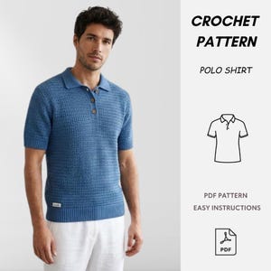 Puede incluir: Un polo azul de crochet con mangas cortas y cuello. La camisa tiene tres botones marrones y un patrón de punto texturizado. La imagen incluye el texto "CROCHET PATTERN POLO SHIRT" y "PDF PATTERN EASY INSTRUCTIONS".