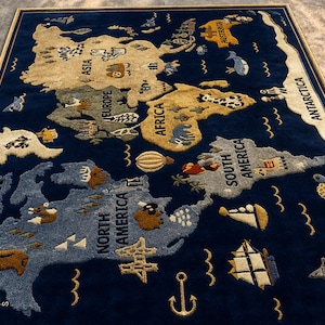 Puede incluir: Alfombra azul marino con diseño de mapa del mundo. Los continentes son de color beige, gris y marrón, con ilustraciones de animales y elementos náuticos. La alfombra tiene un borde dorado. Adecuada para una habitación infantil. Medidas en centímetros.