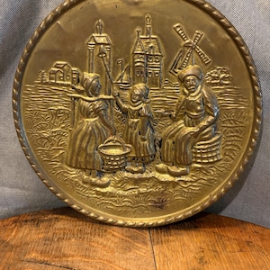 Piatto da parete vintage in ottone sbalzato, raffigurante un mulino a vento olandese. Prodotto in Inghilterra.