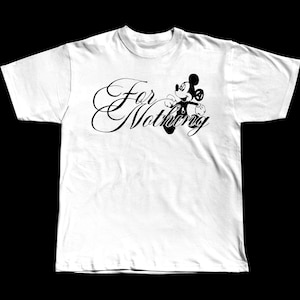 Peut inclure: T-shirt blanc avec un motif noir et blanc de Mickey Mouse et l'inscription "For Nothing" dans une police stylisée. Le motif est centré sur le devant du t-shirt.