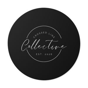 Puede incluir: Un logotipo circular negro con el texto "Crossed Line Collective" en una elegante escritura blanca. El logotipo también incluye "EST. 2026" en una fuente más pequeña, todo sobre un fondo negro sólido.
