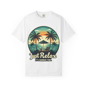 Camiseta Just Relax Summer con estampado vintage de playa y puesta de sol, diseño retro de palmera, Comfort Colors 1717
