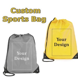 Puede incluir: Dos bolsas deportivas con cordón, una gris y otra amarilla, con cordones negros y refuerzos en las esquinas. Las bolsas tienen un área rectangular blanca para diseños personalizados, con el texto "Your Design" impreso en ellas. Las palabras "Custom Sports Bag" están impresas arriba.