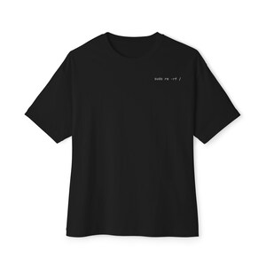 Könnte beinhalten: Schwarzes T-Shirt mit dem weißen Text "sudo rm -rf /" auf der Brust. Das Shirt hat kurze Ärmel und einen Rundhalsausschnitt. Das T-Shirt besteht aus einem weichen, bequemen Material.