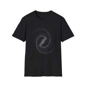 Könnte beinhalten: Schwarzes T-Shirt mit einem weißen und grauen Spiralgalaxie-Design. Die Grafik befindet sich mittig auf der Vorderseite des kurzärmeligen Shirts. Das Shirt besteht aus einem weichen Material.