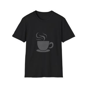 Puede incluir: Camiseta negra con un gráfico gris de una taza de café humeante. La taza y el vapor están creados con líneas horizontales, dando una apariencia texturizada. El diseño está centrado en la parte delantera de la camiseta de manga corta.