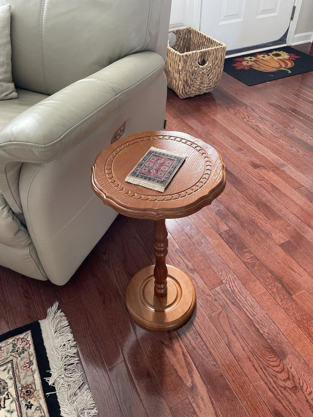 Solid Wood Round Side Table, Small Drink Table for Small Spaces, Modern Accent End Table, Petal Design Wooden Nightstand for Bedroom