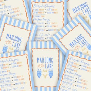 Puede incluir: Tarjetas con borde a rayas azul claro y blanco, con el texto "MAHJONG at the LAKE" en azul. Las tarjetas también muestran ilustraciones de trajes de baño e información de contacto.