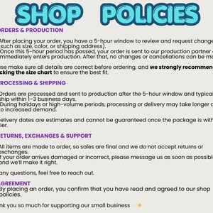 Puede incluir: Documento de pol&iacute;ticas de la tienda con texto azul y turquesa. El documento describe los detalles del pedido y la producci&oacute;n, la informaci&oacute;n de procesamiento y env&iacute;o, las pol&iacute;ticas de devoluci&oacute;n y cambio, y una secci&oacute;n de acuerdo. El texto est&aacute; sobre un fondo beige claro.