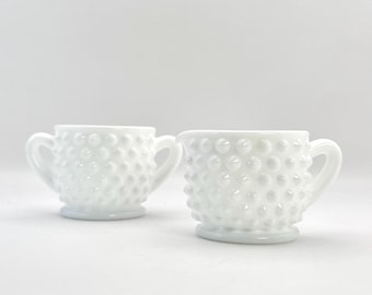 Juego de jarra pequeña para crema y azucarero de vidrio blanco opalino con diseño de puntos en relieve, estilo vintage de Fenton.