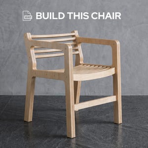 Puede incluir: Una silla de madera de color claro con reposabrazos y asiento y respaldo de listones. La silla tiene un diseño moderno y está colocada sobre un fondo gris. El texto "BUILD THIS CHAIR" se muestra encima de la silla.