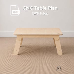 Op de afbeelding: Een lichtgekleurde houten tafel met een rechthoekig blad en vier schuine poten. De tekst CNC Table Plan DXF Files staat in het wit boven de tafel. Een klein logo met de letters CR en het woord CRART is rechtsonder in de hoek zichtbaar.