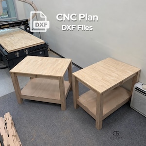 Pode incluir: Duas mesas laterais de madeira clara com um tampo retangular e uma prateleira inferior. O texto "CNC Plan DXF Files" é visível na parte superior da imagem, juntamente com um ícone de ficheiro com a etiqueta "DXF". As mesas apresentam um acabamento em madeira natural.