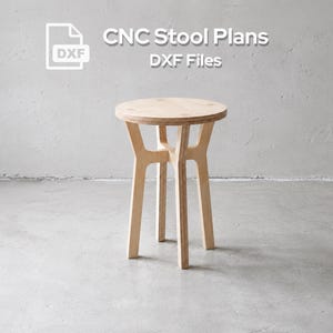 Puede incluir: Un taburete de madera clara con un asiento redondo y cuatro patas. El taburete está hecho de madera contrachapada y tiene un diseño simple y moderno. El texto "CNC Stool Plans DXF Files" está en la esquina superior izquierda.