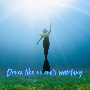 Puede incluir: Escena submarina con una persona con traje de neopreno y aletas negras, extendiendo el brazo hacia la luz del sol. El texto "Dance like no one's watching" está escrito en azul en la parte inferior.