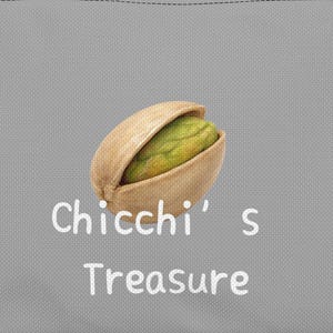 Puede incluir: Una bolsa gris con cremallera y tirador dorado. La bolsa presenta un gráfico de pistacho y el texto "Chicchi's Treasure" en blanco. El pistacho está abierto, revelando un interior verde.