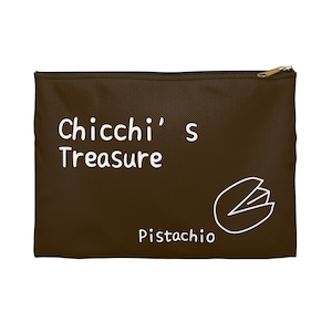 Puede incluir: Una bolsa marrón con cremallera con el texto "Chicchi's Treasure" y "Pistachio" en blanco. También hay un contorno blanco de un pistacho en la bolsa. La cremallera es dorada.