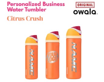 Garrafa de água Owala Freesip de 710ml (24oz) com a inscrição "Citrus Crush Genuine" e gravação a laser inclusa. Ideal para presentear alguém especial.