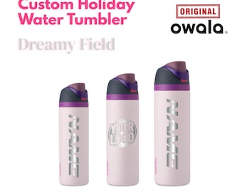 Garrafa de água Owala Freesip de 710 ml (24 oz) com estampa Dreamy Field Genuine e gravação a laser inclusa. Ideal para presentear a ele ou a ela.