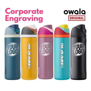 Op de afbeelding: Vijf kleurrijke Owala waterflessen met de tekst "YOUR LOGO" en "NAME" in zilver. De flessen zijn in blauw, geel, paars, turquoise en zwart. De tekst "Corporate Engraving" en "ORIGINAL" zijn ook zichtbaar.