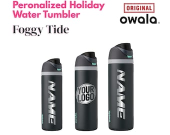 Garrafa de água Owala Freesip de 710 ml (24 oz) na cor Foggy Tide Genuine com gravação a laser inclusa. Ideal para presentear a ele ou a ela.