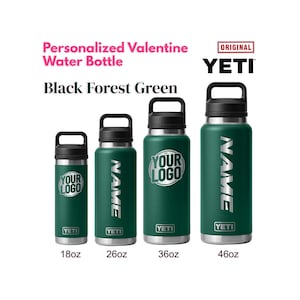 Op de afbeelding: Vier bosgroene YETI-waterflessen met zwarte doppen, gerangschikt op grootte van 532ml tot 1,36l. De flessen hebben zilverkleurige gravures met YOUR LOGO of NAME en het YETI-logo onderaan. De tekst Personalized Valentine Water Bottle en Black Forest Green staat boven de flessen.