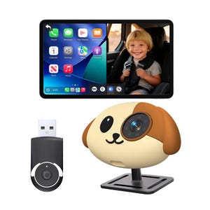 Puede incluir: Un monitor de video para automóvil con un niño en el asiento trasero, una unidad USB y una cámara con forma de perro. El monitor muestra iconos de aplicaciones. La cámara para perros es de color beige y marrón con una base negra.