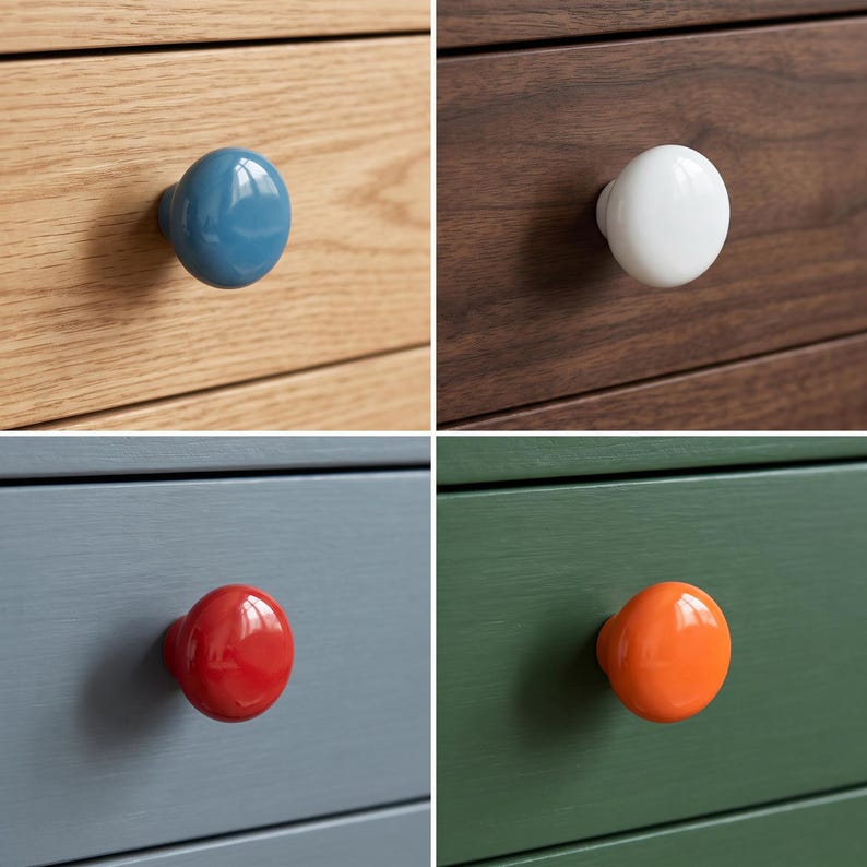 Peut inclure: Un ensemble de quatre boutons de placard ronds en bleu, blanc, rouge et orange, chacun mont&eacute; sur une fa&ccedil;ade de tiroir. Les boutons ont une finition lisse et brillante et sont fix&eacute;s sur des surfaces en bois avec des veines apparentes.